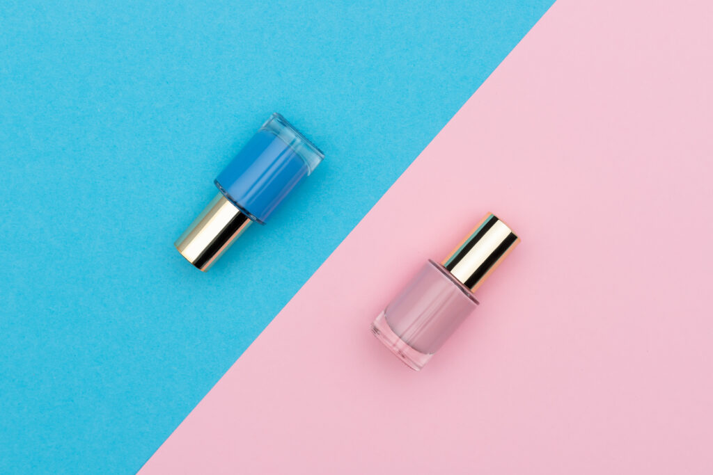Tendenze Nail Art 2023: minimalismo, colori naturali e decorazioni geometriche